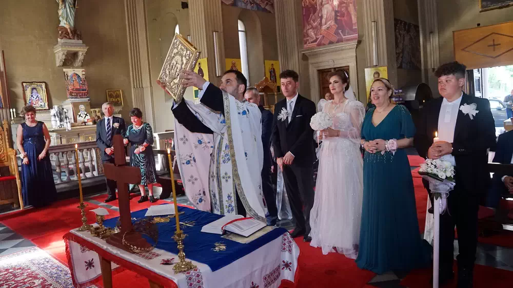 Cum să te îmbraci la nuntă in Italia biserica Torino Susa fotograf