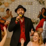 Formație romă live la un botez în Torino – vioară, acordeon și invitați dansând cu zâmbet
